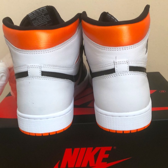 NIKE AIR JORDAN 1 RETRO HIGH OG SNEAKERS - Picture 10 of 12